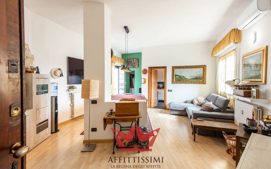 magnificent apartment, located on the top floor, citta' studi area.