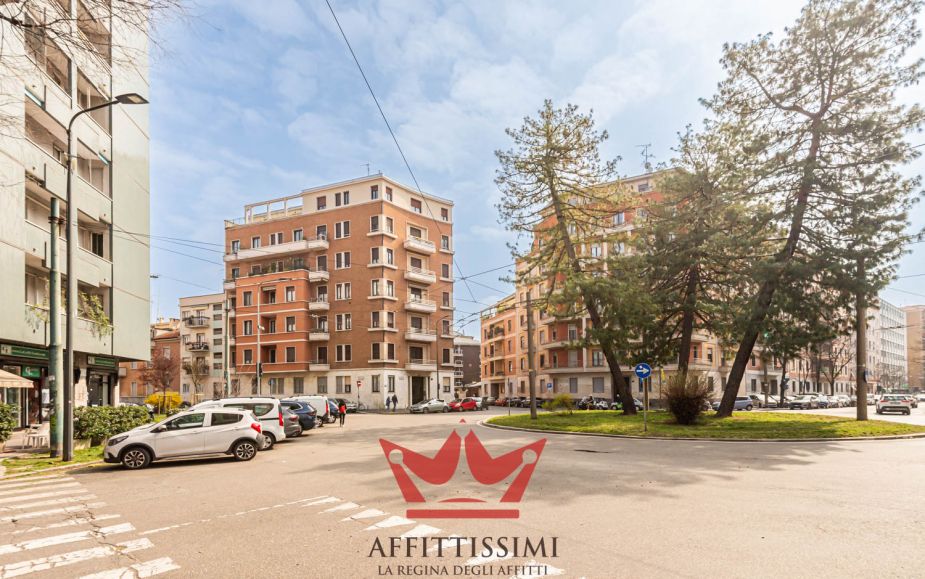 magnificent apartment, located on the top floor, citta' studi area.