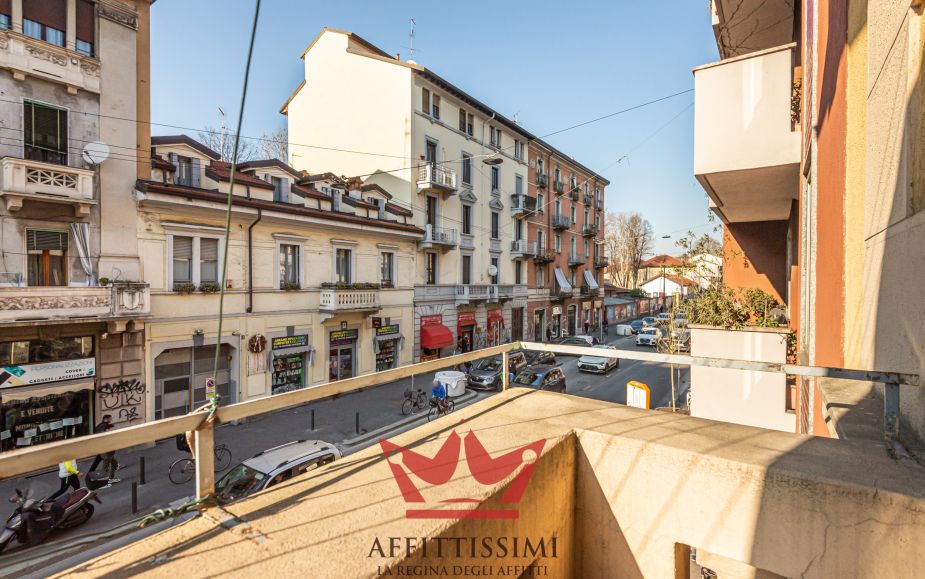 3 Locali in via Padova ang. Conegliano - milano.